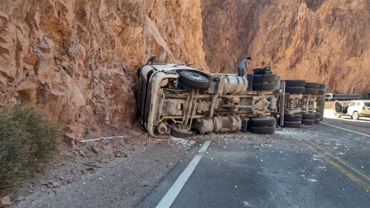 Accidente en Ruta 7: volcó un camión y bloqueó las dos manos a Chile