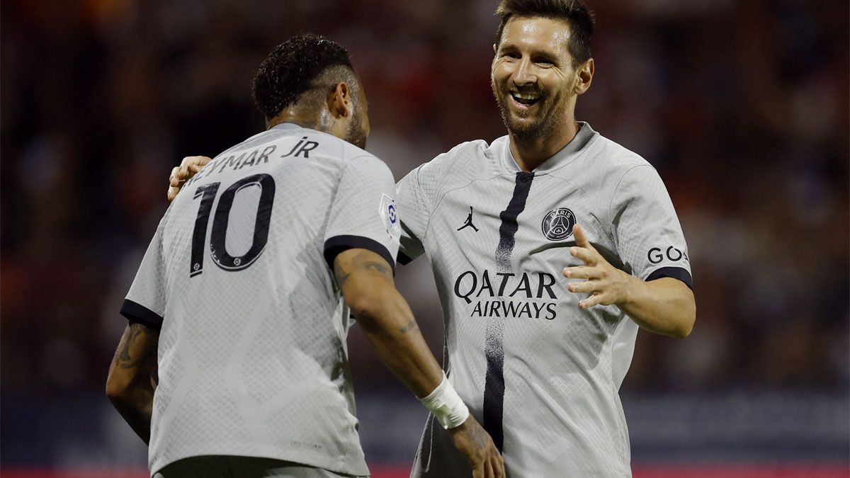 Neymar saluda a Messi, quien marcó un tanto en la goleada del PSG sobre Lille.