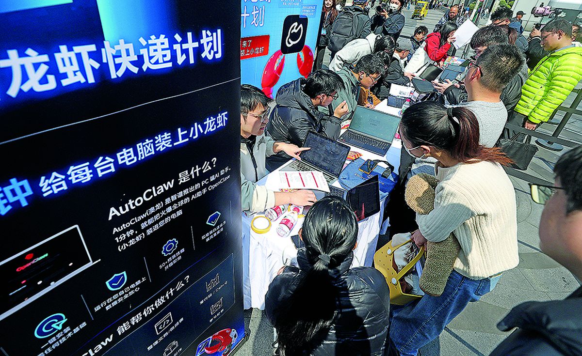 Voluntarios en Hangzhou, provincia de Zhejiang, enseñan a los residentes locales cómo utilizar OpenClaw. Lin Yunlong / para China Daily.