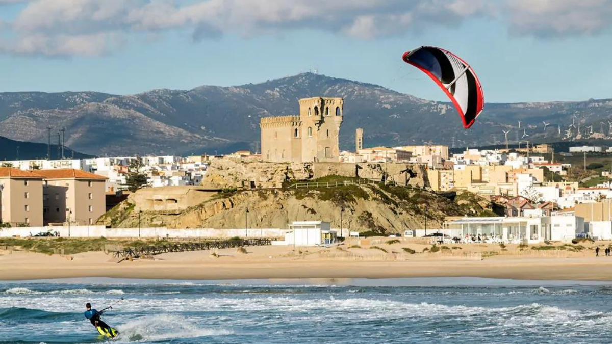 Tarifa es elegido por cientos de fanáticos de los deportes acuáticos como surf, windsurf y kitesurf. Tarifa es elegido por cientos de fanáticos de los deportes acuáticos como surf, windsurf y kitesurf.