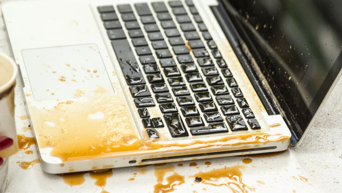 Qué pasa si se te cae el café en la computadora y qué hacer de inmediato para salvarla