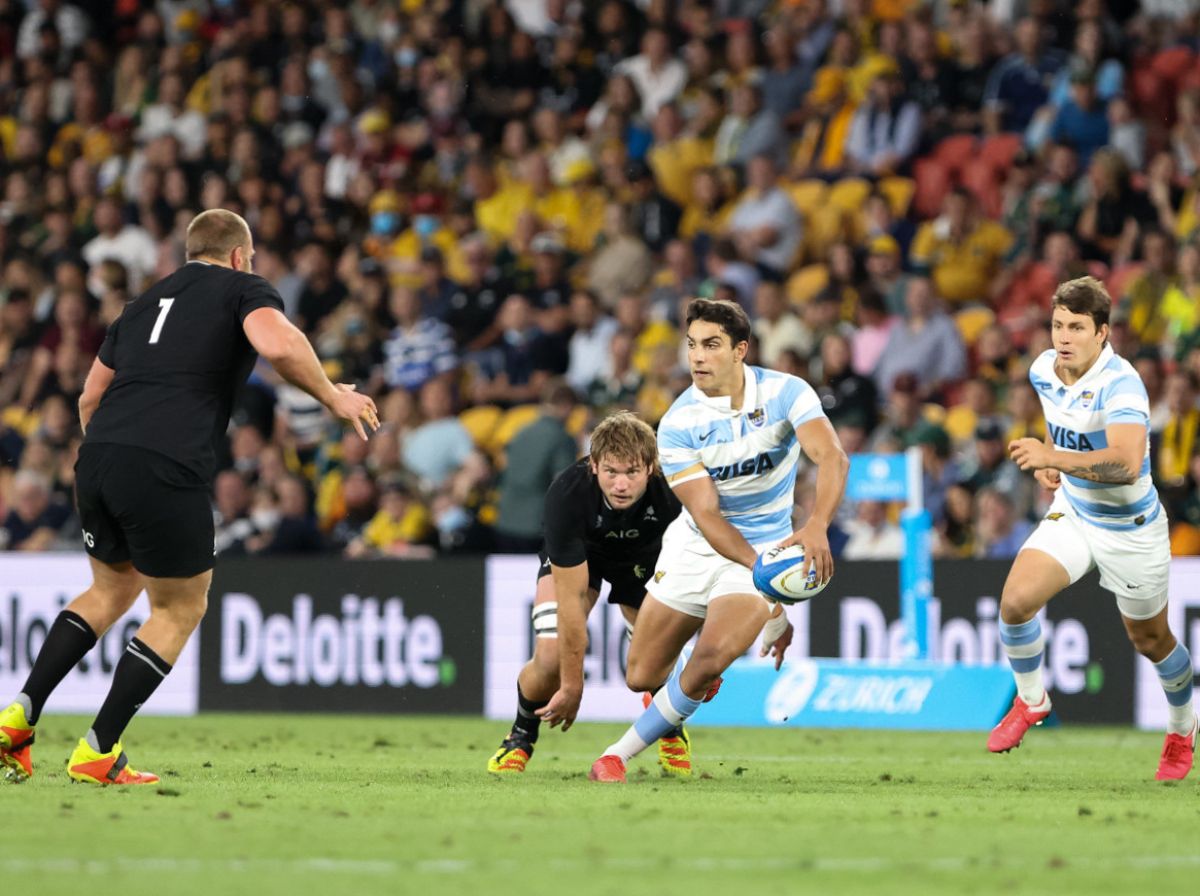 Carreras, que jugó de apertura en Los Pumas, logra romper la defensa de los All Blacks con el apoyo de Bertranou.
