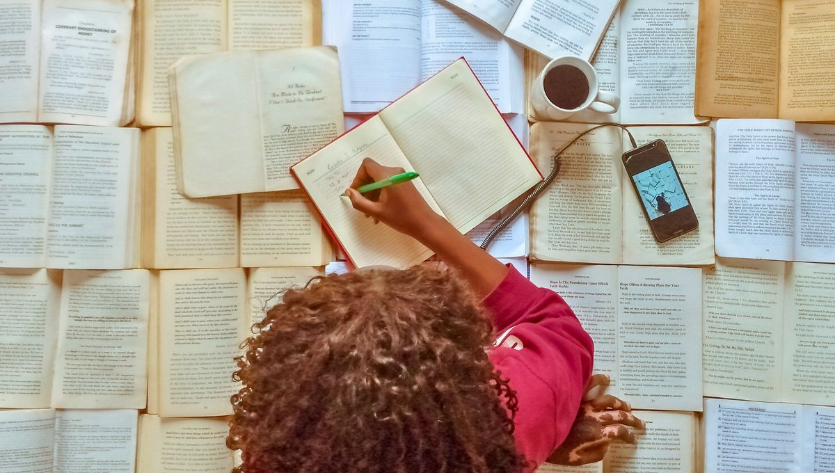 La preferencia por la soledad, la creatividad en el desorden, la búsqueda de retos y la escucha activa son rasgos clave de quienes tienen un alto coeficiente intelectual La preferencia por la soledad, la creatividad en el desorden, la búsqueda de retos y la escucha activa son rasgos clave de quienes tienen un alto coeficiente intelectual