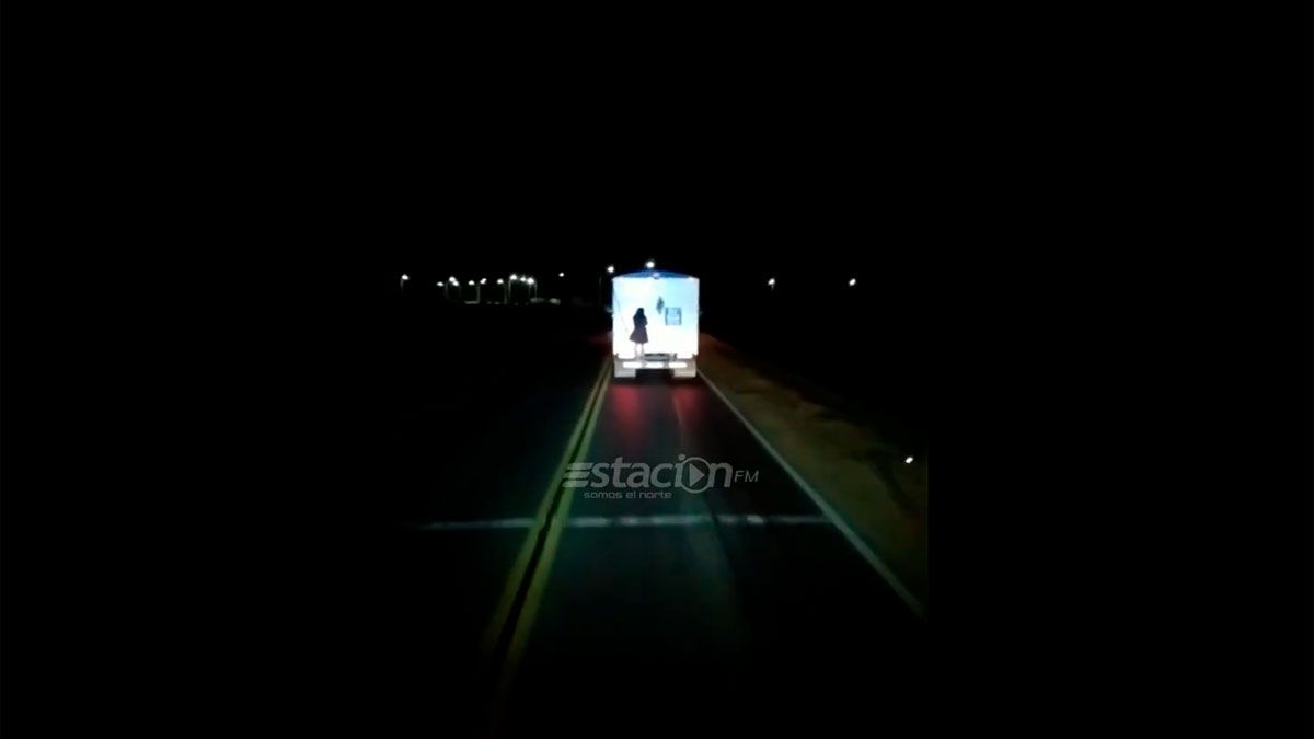 Un camionero logró captar con la cámara de su celular la imagen de una mujer arriba de un camión.