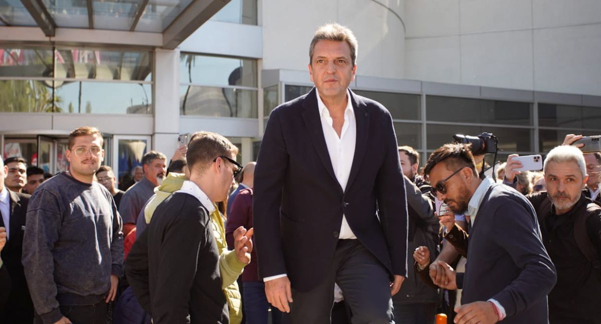 Subiendo a escenario. Desde una plataforma, el ministro habló con los militantes frente al Mendoza Plaza Shopping. Subiendo a escenario. Desde una plataforma, el ministro habló con los militantes frente al Mendoza Plaza Shopping.