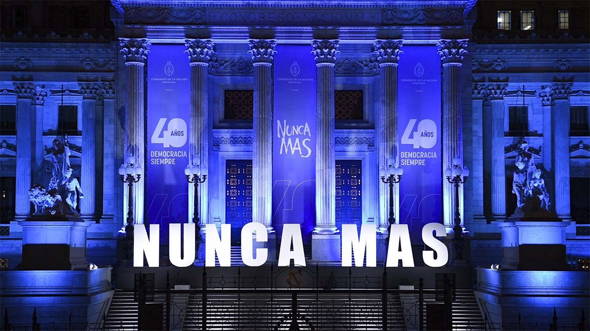 Apenas iniciado el 24 de marzo, el Congreso se iluminó con la frase Nunca más, lo cual fue difundido por las cuentas oficiales del Senado y la Cámara de Diputados.