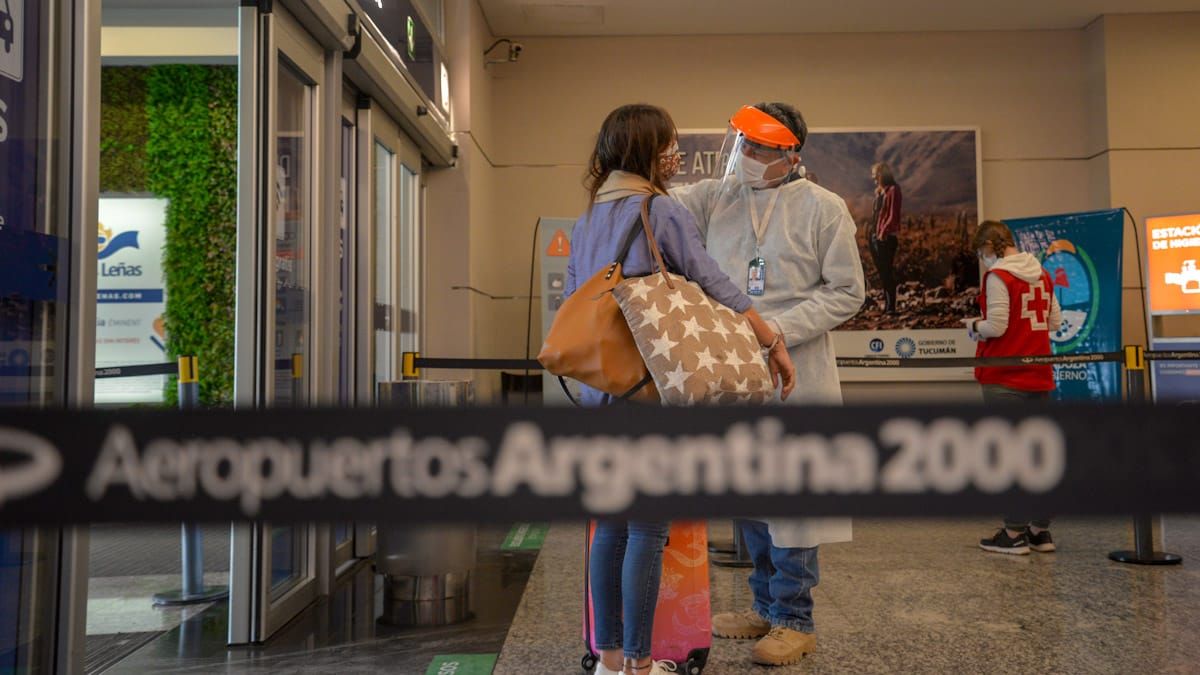 Los controles son exhaustivos en el aeropuerto de Mendoza. Foto: Martín Pravata