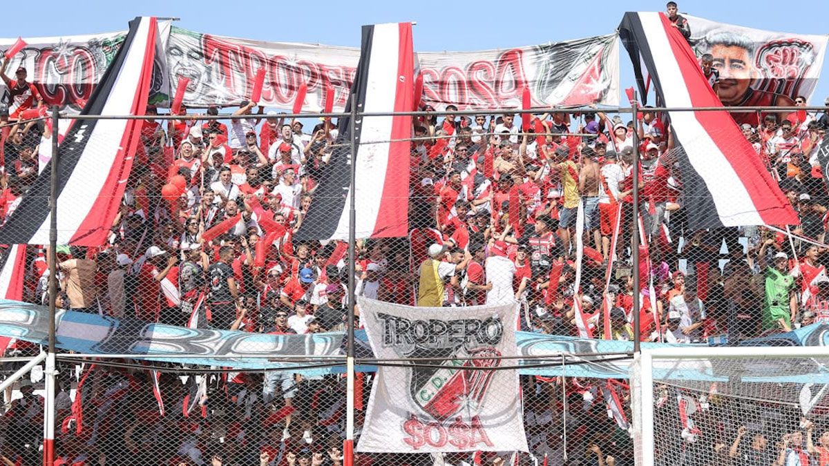 Los hinchas del Deportivo Maipú se sienten agradecidos por esta gran campaña del equipo. Los hinchas del Deportivo Maipú se sienten agradecidos por esta gran campaña del equipo.