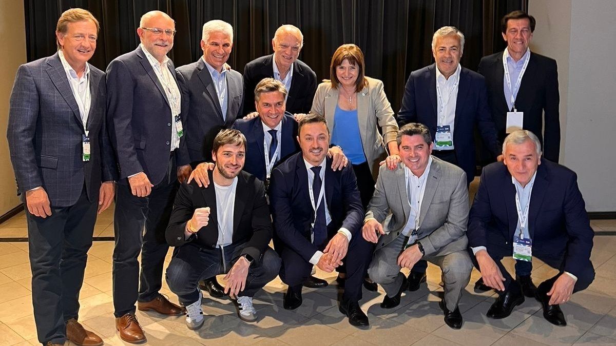 Bullrich junto a algunos dirigentes que la acompañaron a Santiago del Estero.&nbsp;