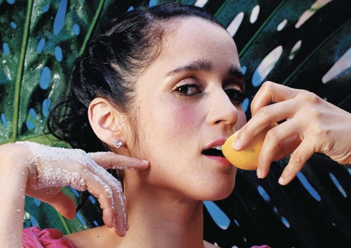 La canción fue escrita por Julieta Venegas y Jorge Villamizar