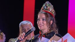 Emilia Rocío Silva, nueva Reina de Luján. Apenas elegida tomó la palabra y quien le sostuvo el micrófono fue el infaltable chaperón de todas las Vendimias, Santiago Morales.