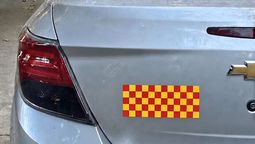 Si ves una calcomanía roja y amarilla en un auto, tenés que saber qué significa