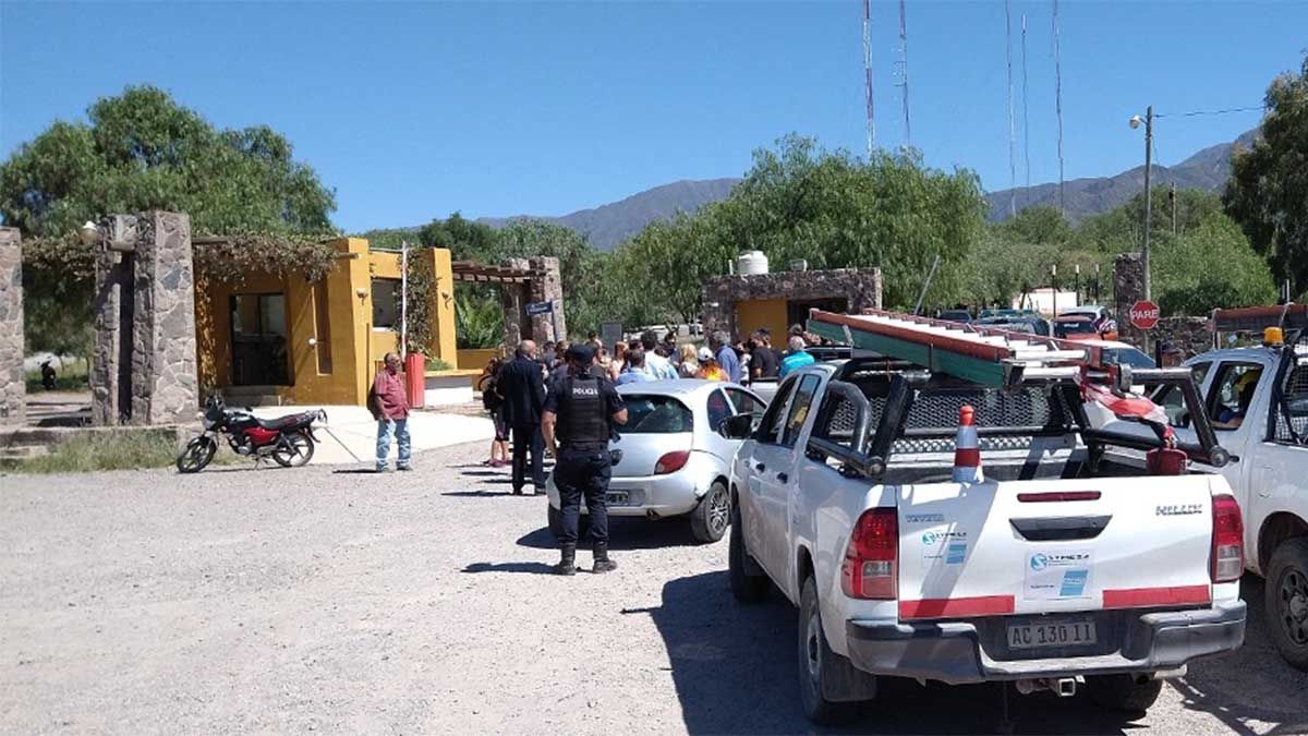 Corte de instalaciones clandestinas de luz en el barrio Quintas de San Isidro.