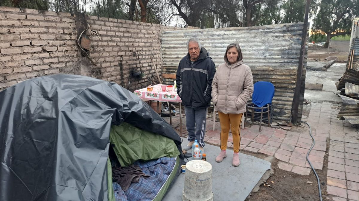 Algunas familias están viviendo en carpas porque de sus casas no ha quedado prácticamente nada. Algunas familias están viviendo en carpas porque de sus casas no ha quedado prácticamente nada.