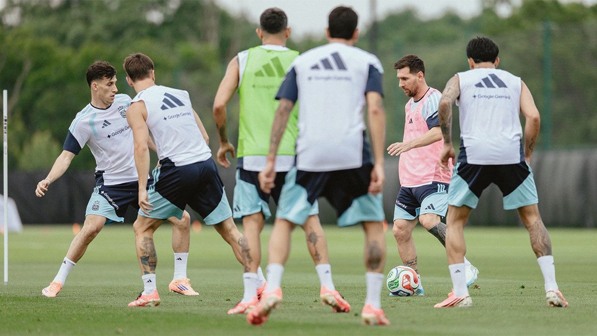 Lionel Messi está en plena acción en el entrenamiento. Leo sería preservado.