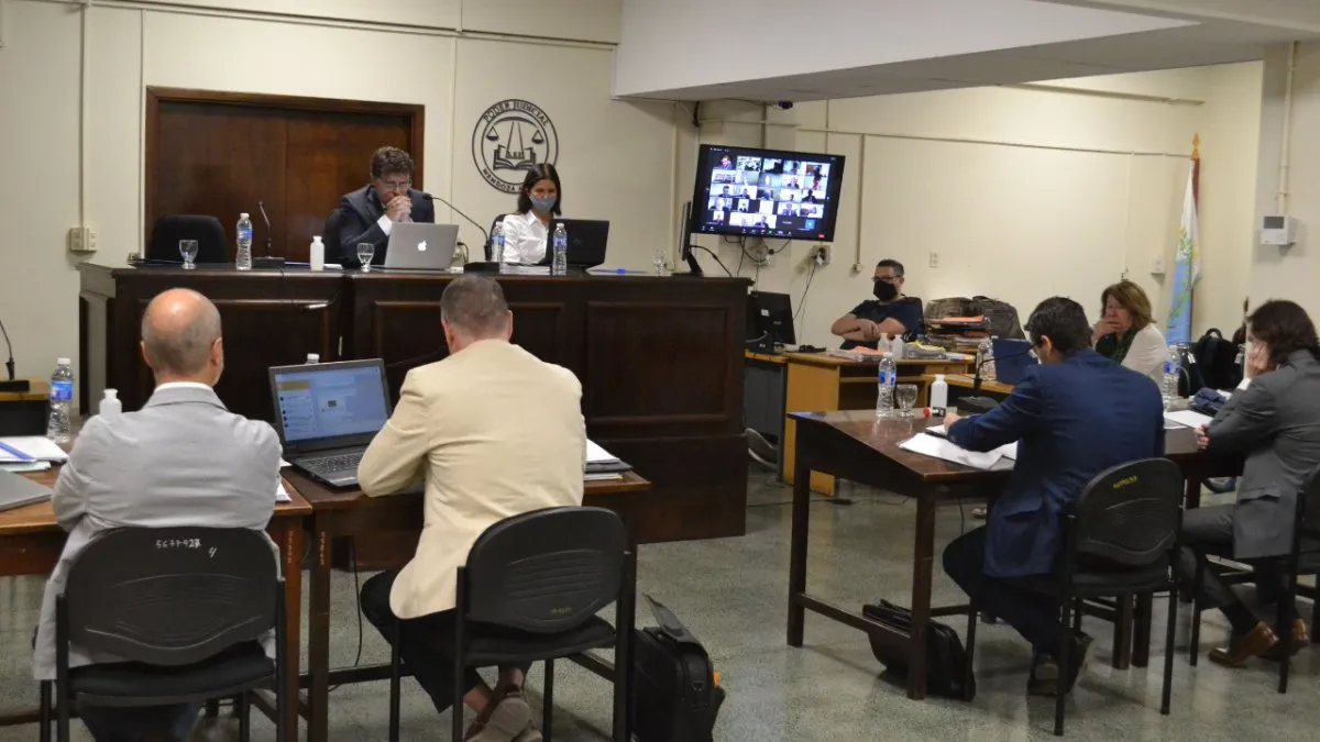 El juicio político fue conducido desde los tribunales por Omar Palermo. Al lado, Teresa Day. De espaldas, los defensores del juez Sánchez Rey y los representantes de la querella y la Procuración General. El resto de los juzgadores estaba conectado por la pantalla.
