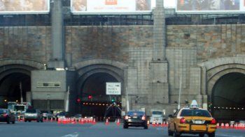 Una bebé nació en el asiento de atrás de un auto en el túnel Lincoln