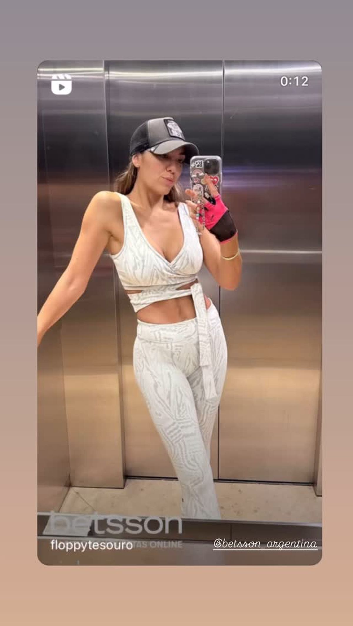 Floppy Tesouro estrena calzas en clave off-white ceñidas y marca tendencia XS.