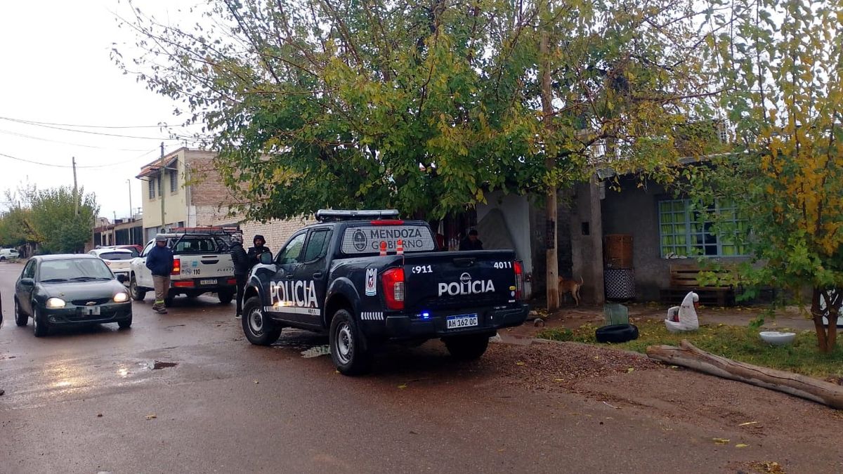 Un momento del allanamiento en Guaymallén. Fotos: Ministerio de Seguridad