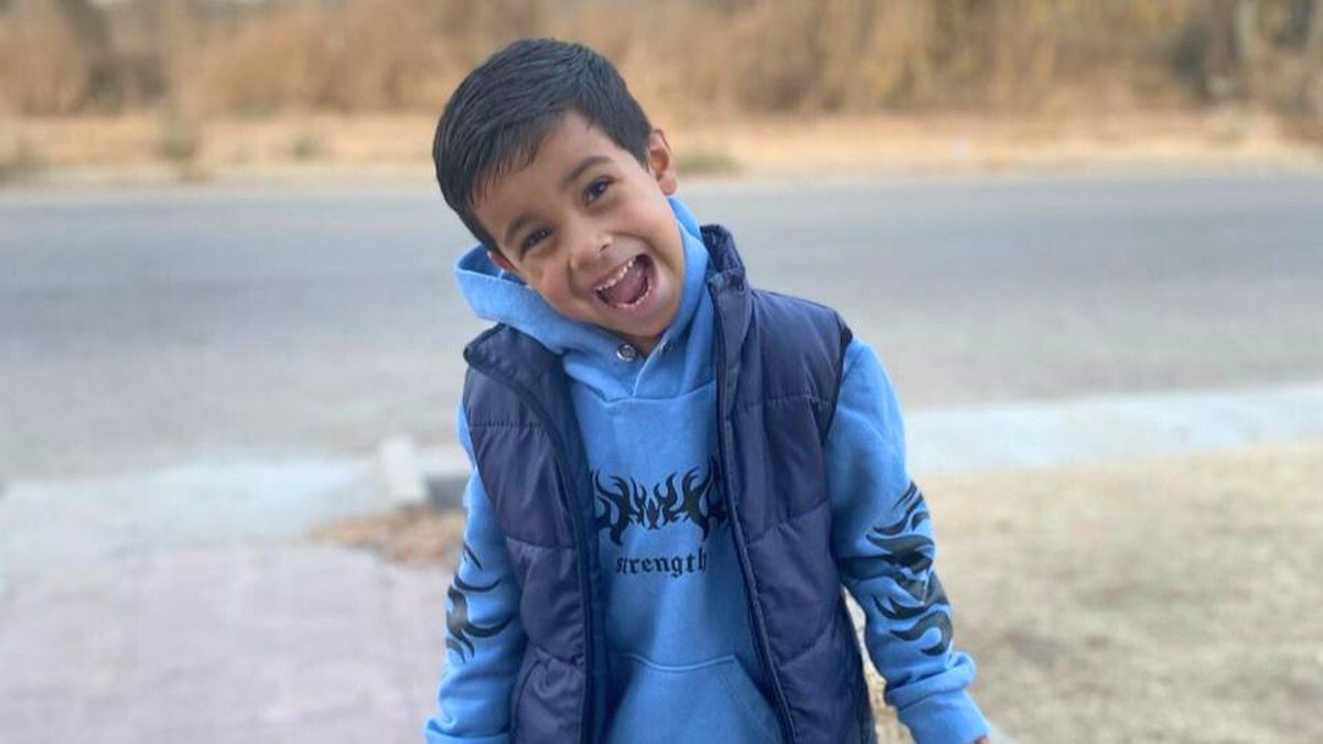 Francisco decidió este domingo colocar algunos de sus juguetes frente a su casa y donarlos a otros chicos por el Día del Niño.