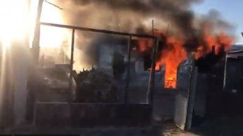 Lincharon al padre de un violador e incendiaron su casa