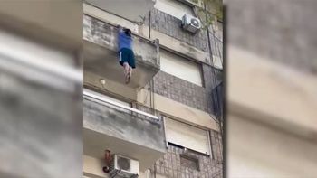Video: discutió con su pareja, cayó al vacío desde un cuarto piso y sobrevivió al impactar sobre un patrullero