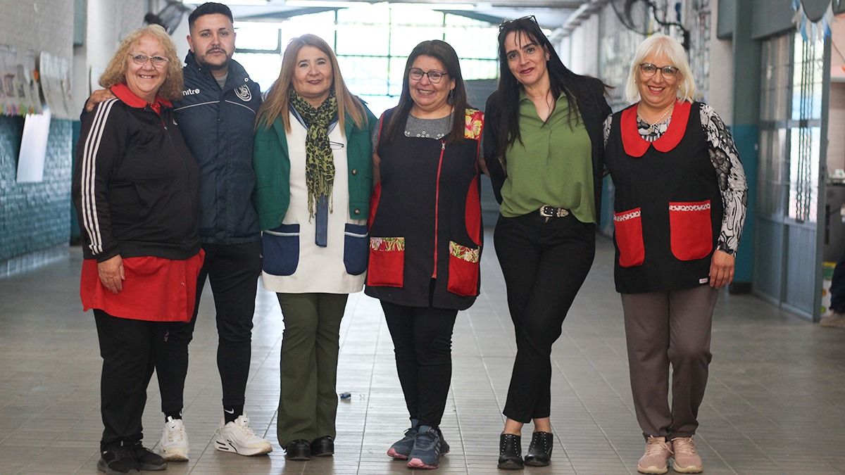 Claudia Bustos, junto a la directora Silvina Barttoco y los celadores Emmanuel Monteagudo, Claudia Alejandra Quiroga, María Teresita Martinez y Gladys Susana Funes. Claudia Bustos, junto a la directora Silvina Barttoco y los celadores Emmanuel Monteagudo, Claudia Alejandra Quiroga, María Teresita Martinez y Gladys Susana Funes.