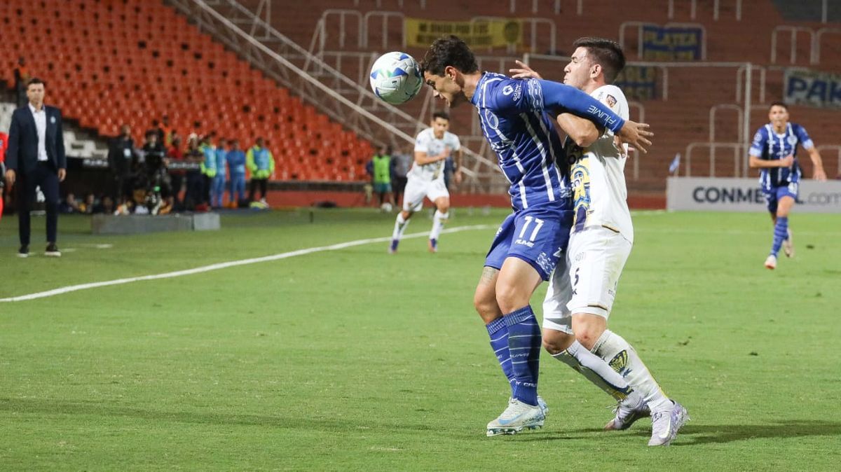 Action shot from the Godoy Cruz vs. Sportivo Luqueño copa Sudamericana match.