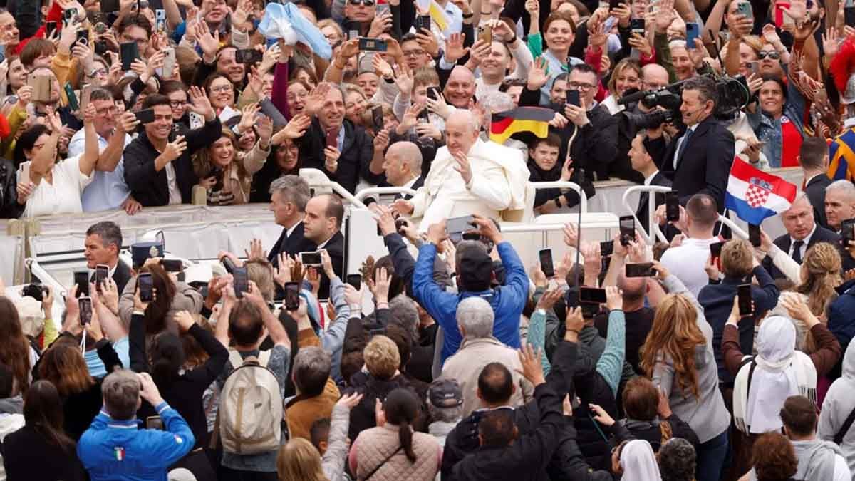 El Papa Francisco recorrió la plaza de San Pedro en el papamóvil para saludar y bendecir a los turistas y peregrinos El Papa Francisco recorrió la plaza de San Pedro en el papamóvil para saludar y bendecir a los turistas y peregrinos