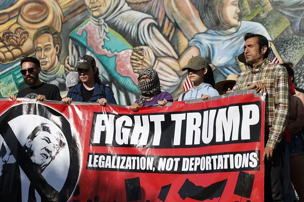 Fotografía del 12 de junio de 2025 que muestra a personas durante una protesta contra las políticas migratorias de Donald Trump en Los Ángeles. Crédito: EFE/Caroline Brehman.