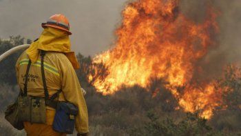 Voraz incendio en California deja como saldo 4 bomberos heridos y miles de evacuados