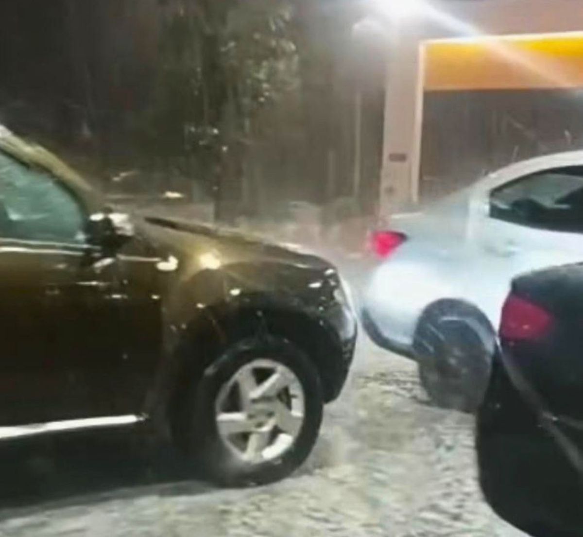 La tormenta con granizo desatada en Maipú generó complicaciones y anegamientos de calles.