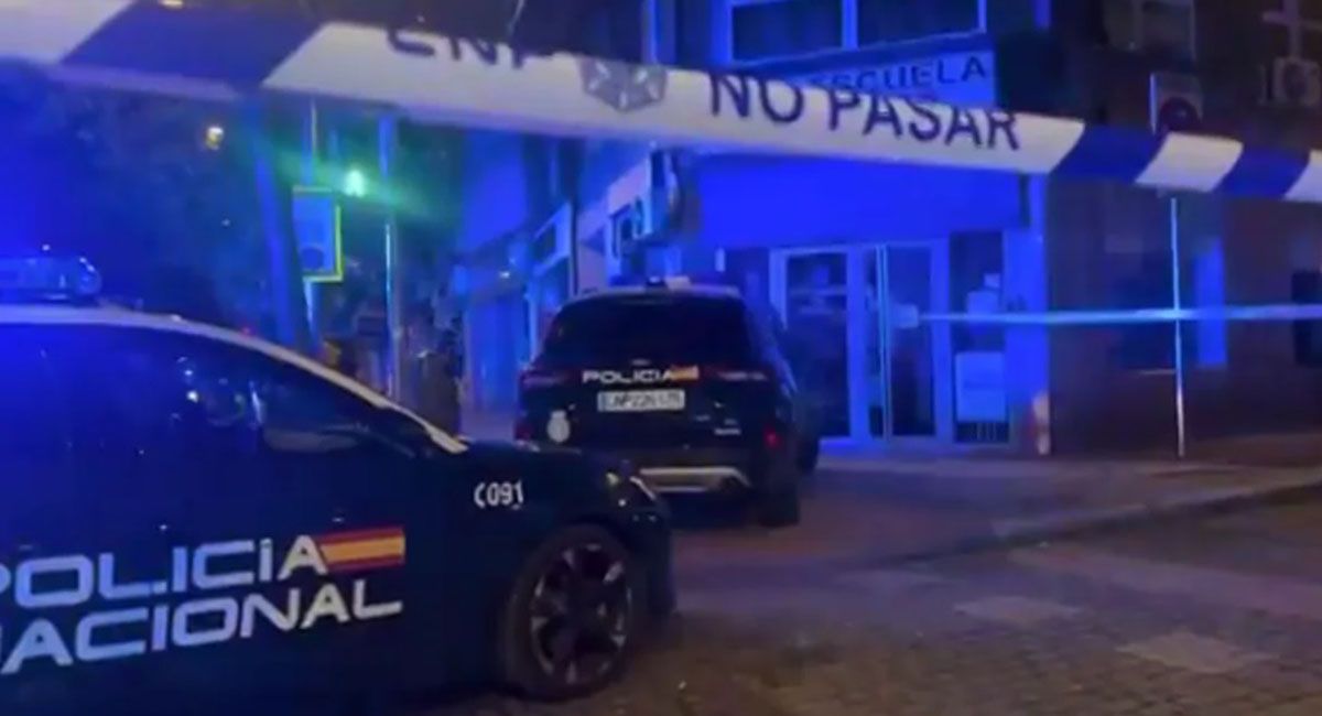 Una mujer fue encontrada asesinada con más de 50 puñaladas y su hijo de 22 años fue detenido