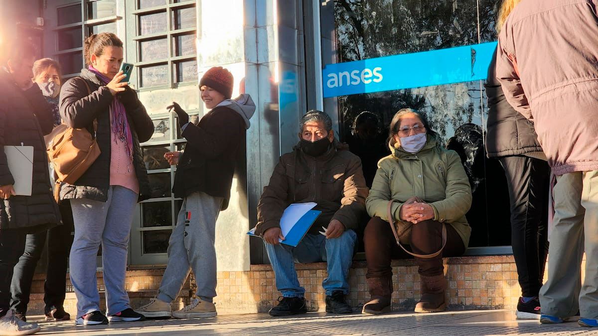 ANSES y Milei confirmaron AUMENTO del 4,2% para tres PAGOS ÚNICOS en julio 2024