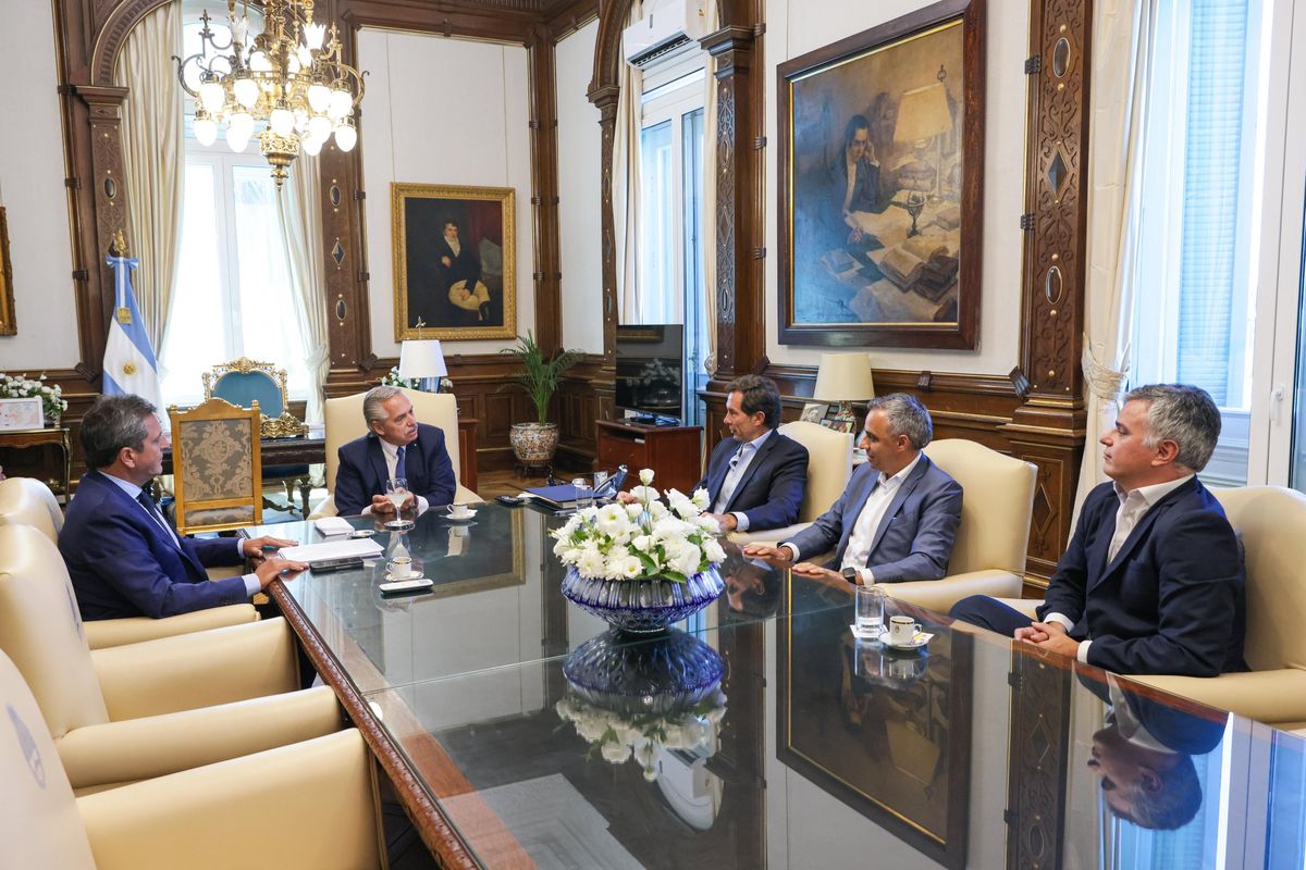 Sergio Massa y Alberto Fernández con los empresarios vitivinícolas mendocinos.