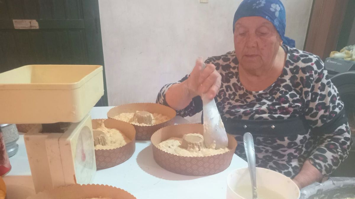 Con casi 80 años, Chiquita sale con un carrito para vender cosas ricas y ayudar a su hija enferma. Con casi 80 años, Chiquita sale con un carrito para vender cosas ricas y ayudar a su hija enferma.