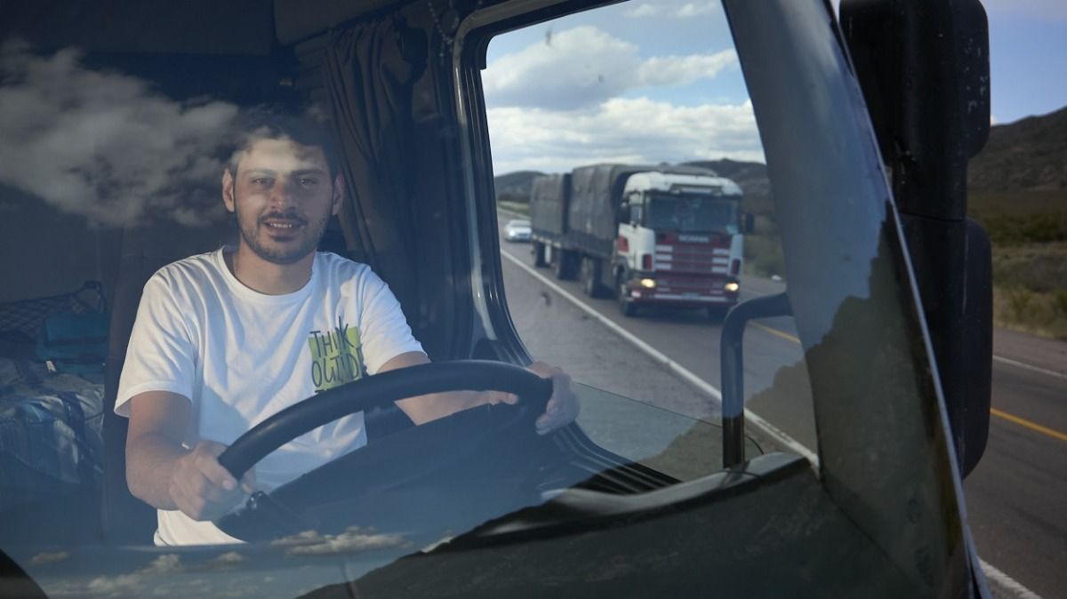 A sus 25 años, Facundo Mirabile comanda un camión que cruza la cordillera a través del paso a Chile. A sus 25 años, Facundo Mirabile comanda un camión que cruza la cordillera a través del paso a Chile.