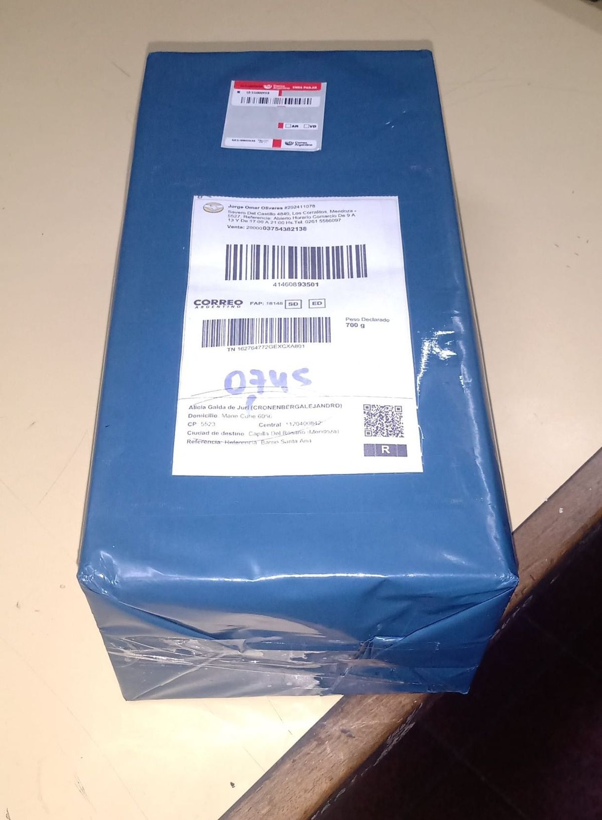 Las zapatillas nuevas que alguien le envió a C.