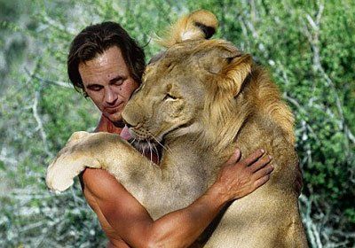 El hombre que abraza a los leones