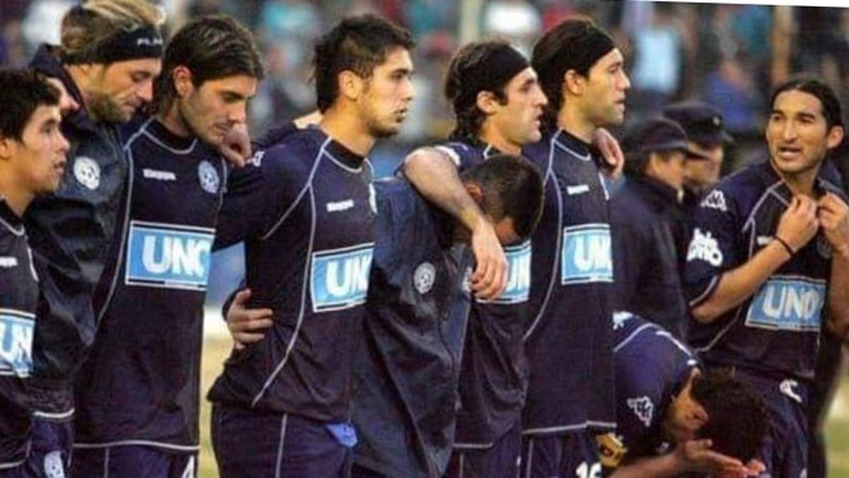 Gastón Martínez, el último de la foto a la derecha.