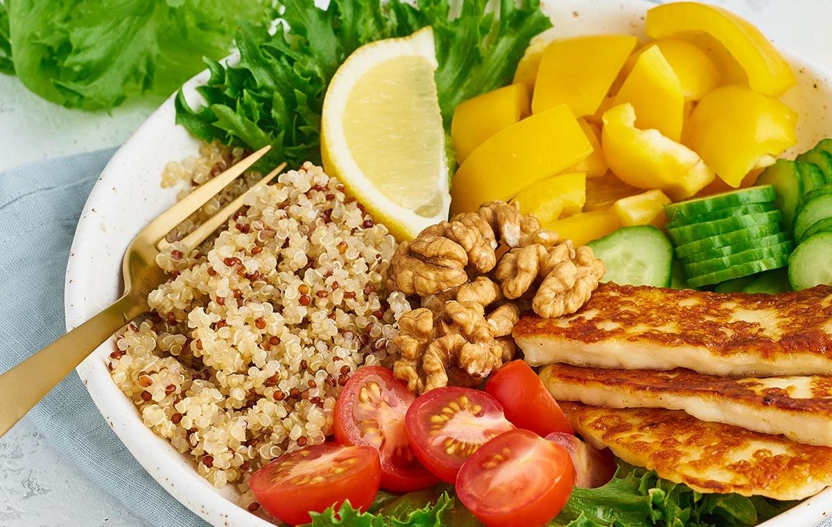 Ensalada de quinoa con queso y nueces
