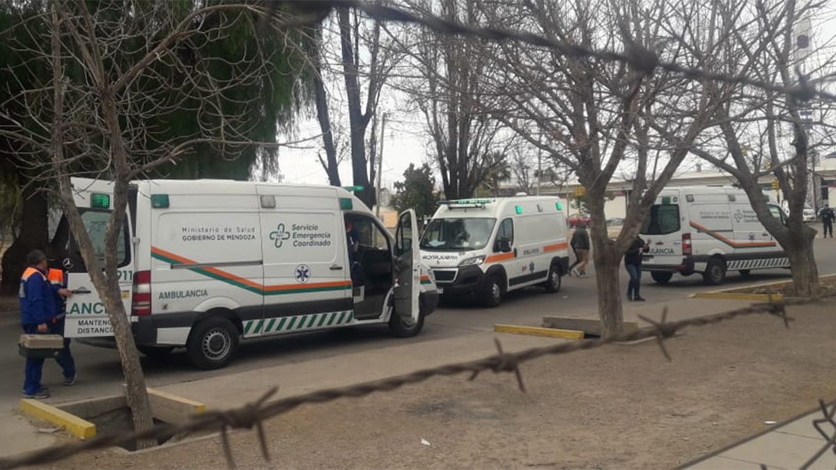 Varias ambulancias llegaron hasta la calle Manuel A. Sáez tras recibir el llamado de un herido de bala.