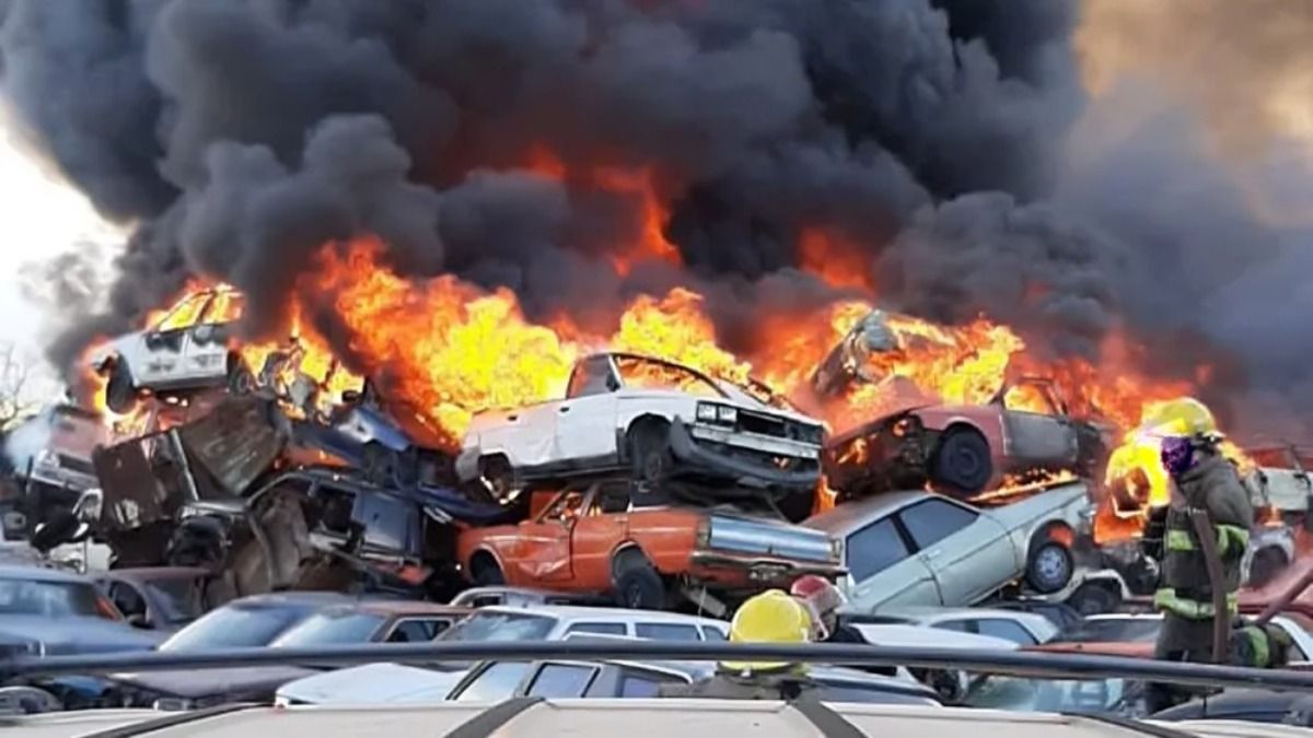 Uno de los tantos incendios que se han producido en la Playa San Agustín de Ciudad. Ahora buscan reconvertir la zona. 