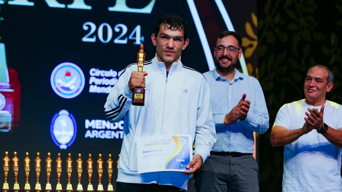 Juan Carrasco recibió el Huarpe de boxeo.