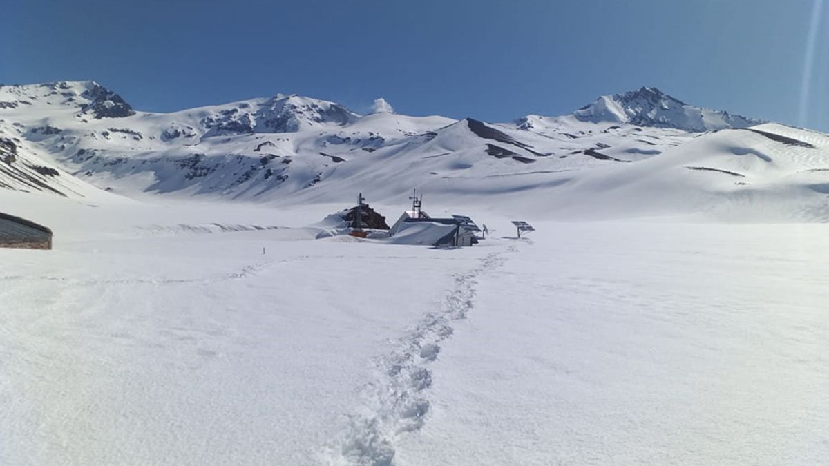 Gendarmes hacen cumbre en el Volcán Peteroa a 3.494 metros 