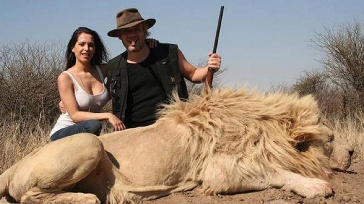 Escrache a Garfunkel y Vannucci por sus polémicas fotos con animales muertos