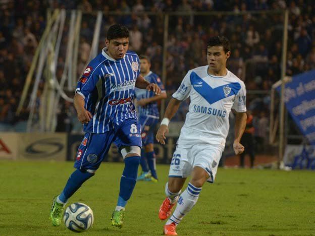 Aquino, en su etapa con la de Godoy Cruz. Ahora es campeón con Vélez. / archivo Aquino, en su etapa con la de Godoy Cruz. Ahora es campeón con Vélez. / archivo 