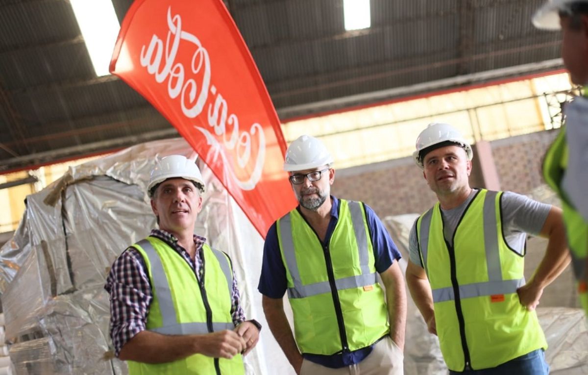 El intendente Diego Costarelli junto al personal de Coca Cola Andina.