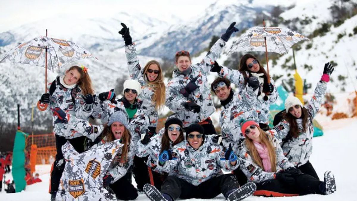 Los chicos estafados en Mendoza no pudieron recibir sus buzos como en este caso donde los estudiantes viajaron a Bariloche. Los chicos estafados en Mendoza no pudieron recibir sus buzos como en este caso donde los estudiantes viajaron a Bariloche.
