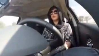 Dos mujeres presas por conducir un auto en Arabia Saudita